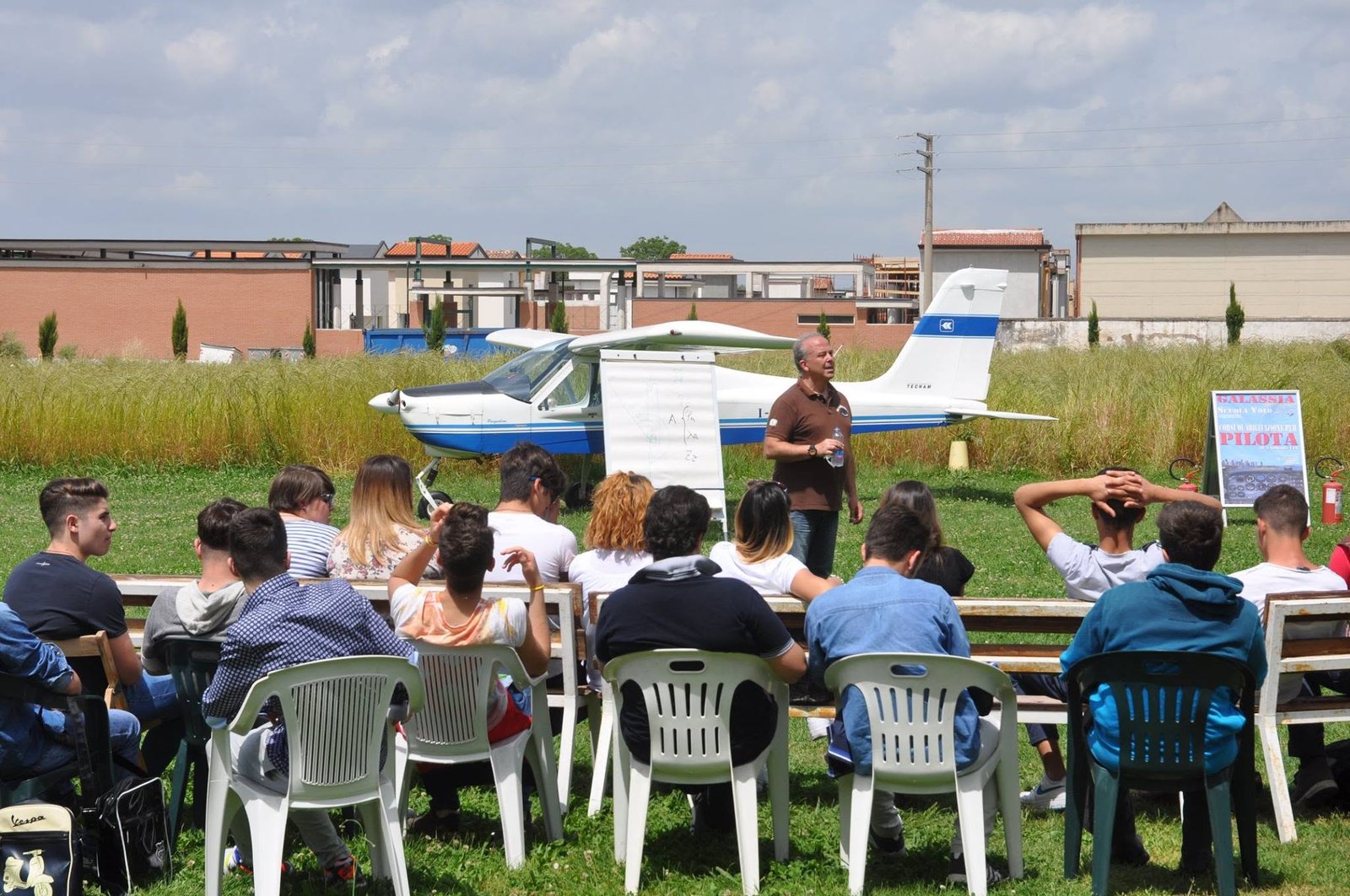 Lezione di volo di AS Galassia, con istruttore, allievi e velivolo